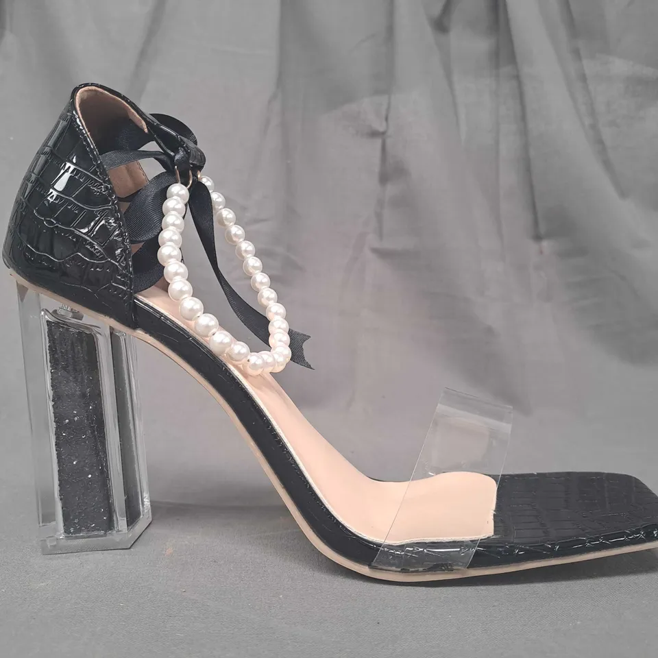 BOXED PAIR OF DESIGNER OPEN TOE HIGH BLOCK HEEL SANDALS IN IN BLACK EU SIZE 42