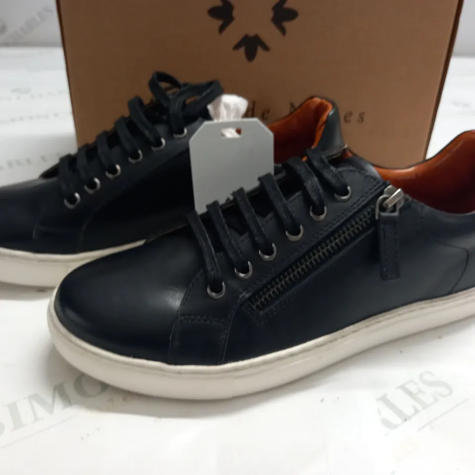 BOXED PAIR OF MAISON DE NIMES BLACK ZIP DETAIL TRAINERS - SIZE 6