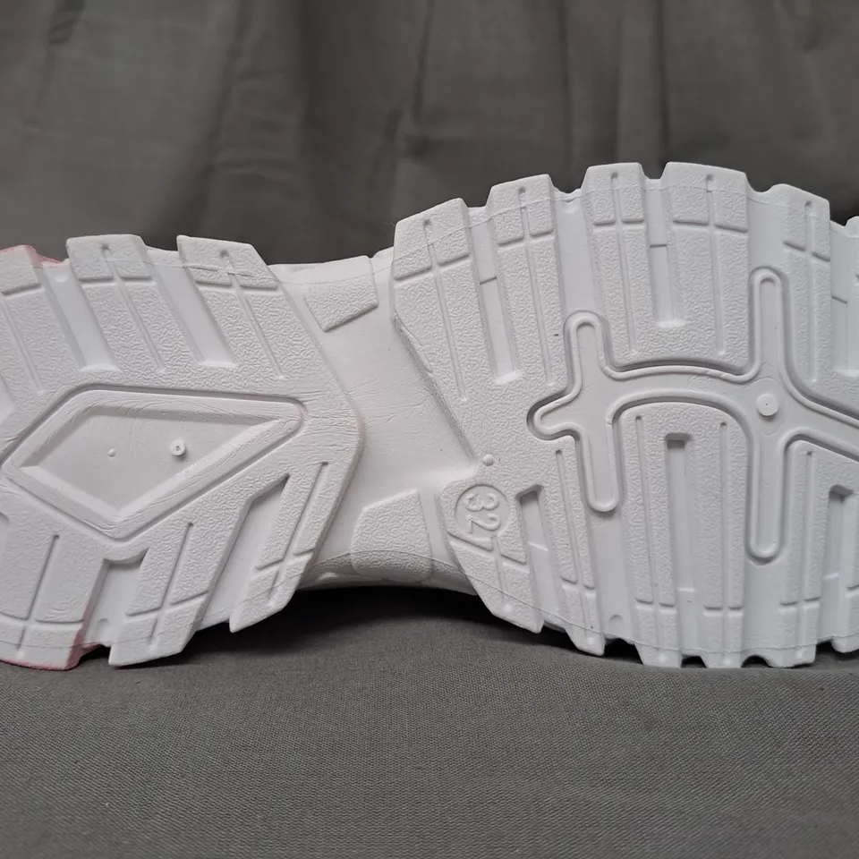 BOXED PAIR OF JINTU KIDS SHOES IN WHITE/PINK GRADIENT EU SIZE 32