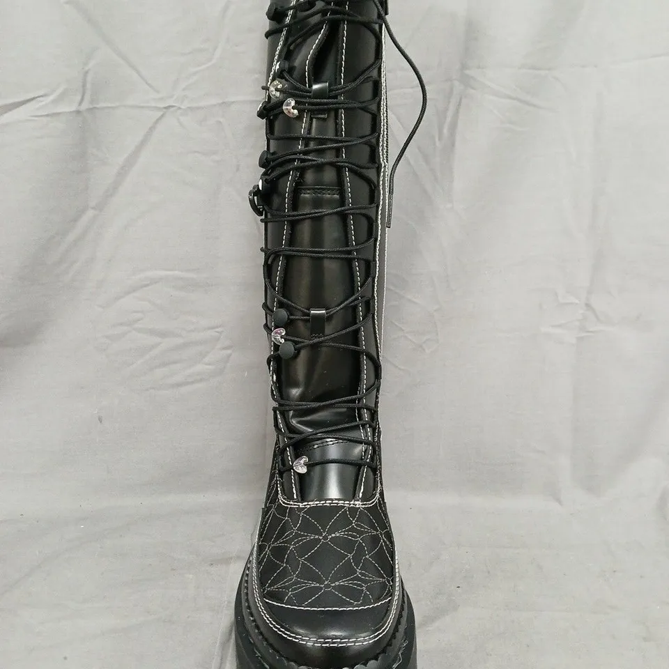 BOXED PAIR OF DR MARTENS XTRIM FRILL KNEE-HIGH BOOTS IN BLACK SIZE UK 7