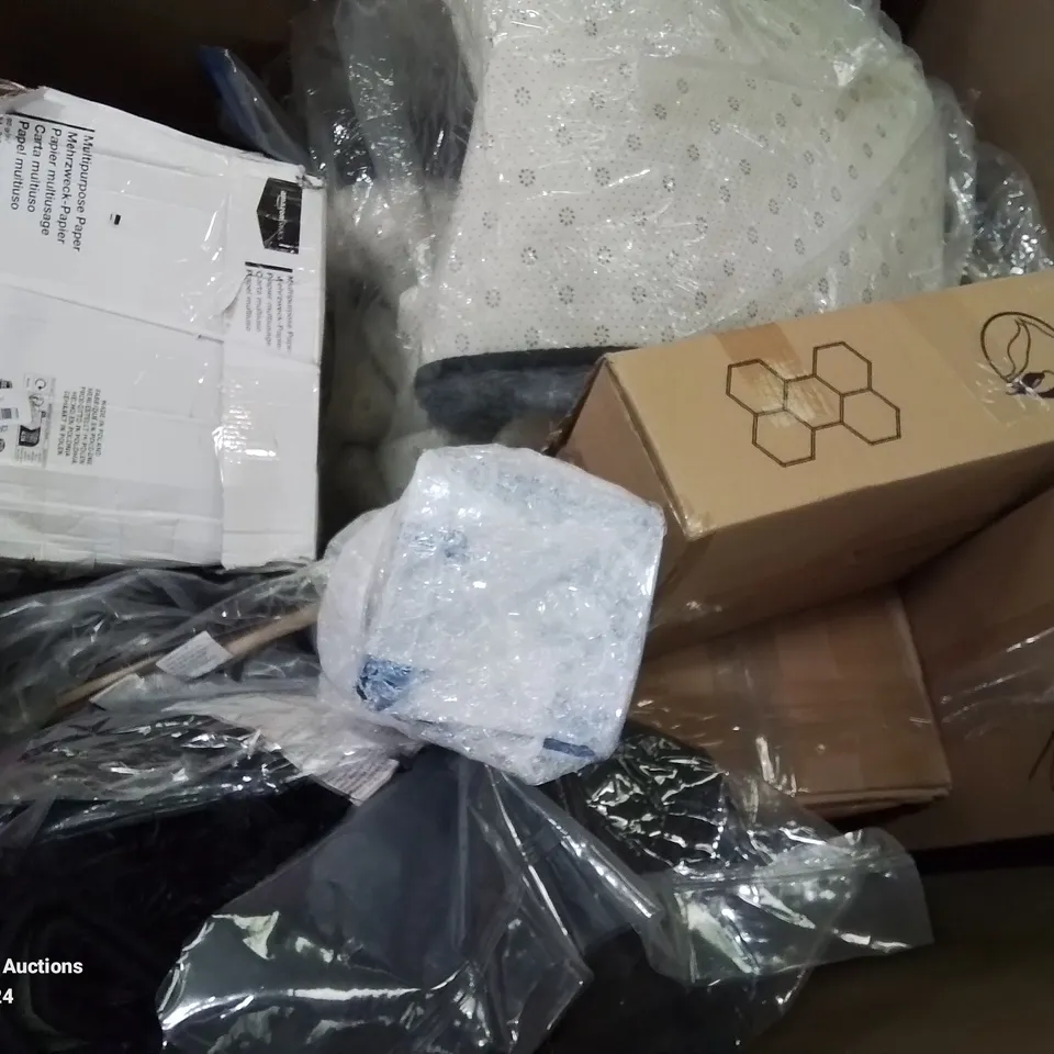 PALLET CONTAINING VARIOUS ITEMS TO INCLUDE YOYA MAT, RUGS, DOG BEDS ETC.