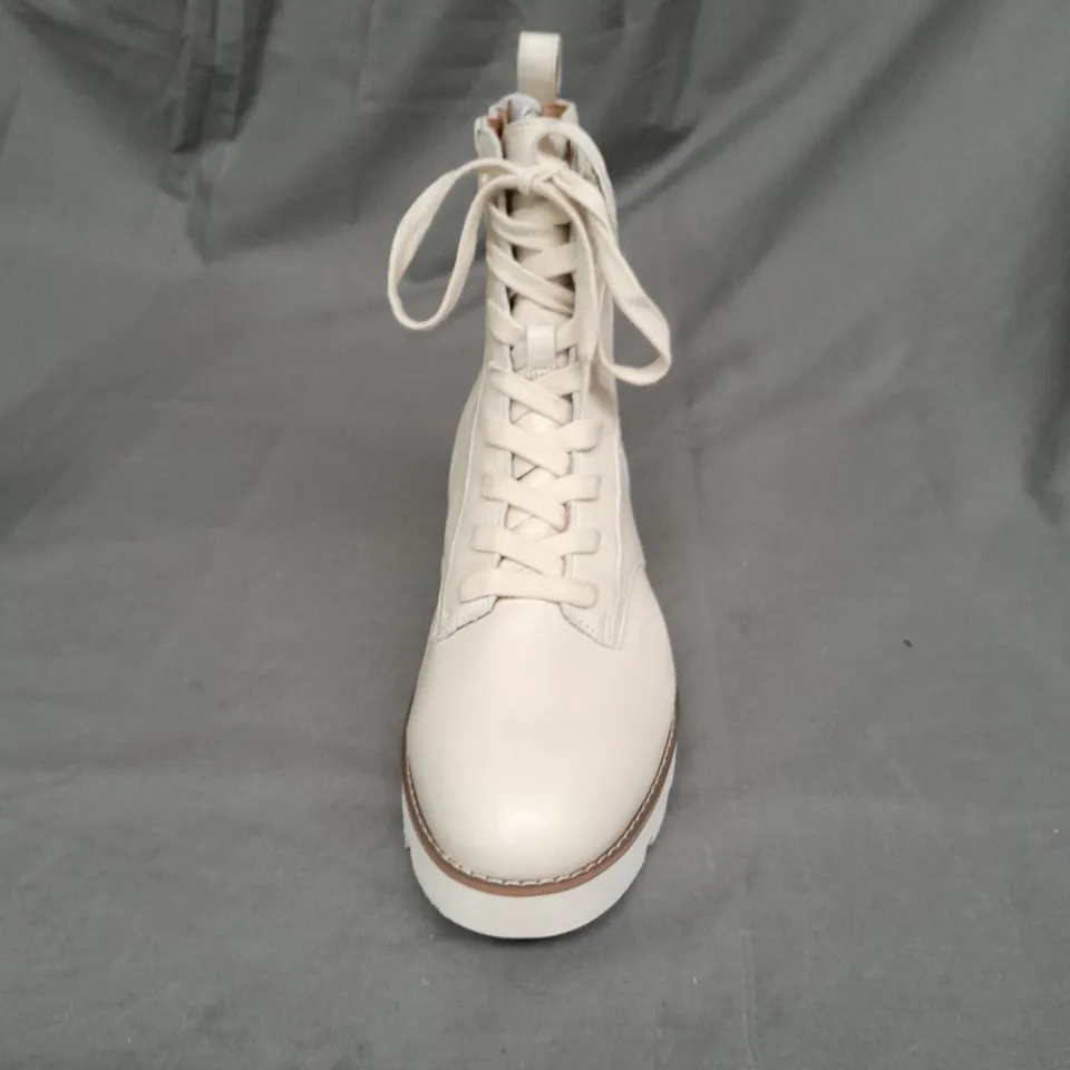 VIONIC LADIES CREAM LACE UP BOOTS SIZE 6.5