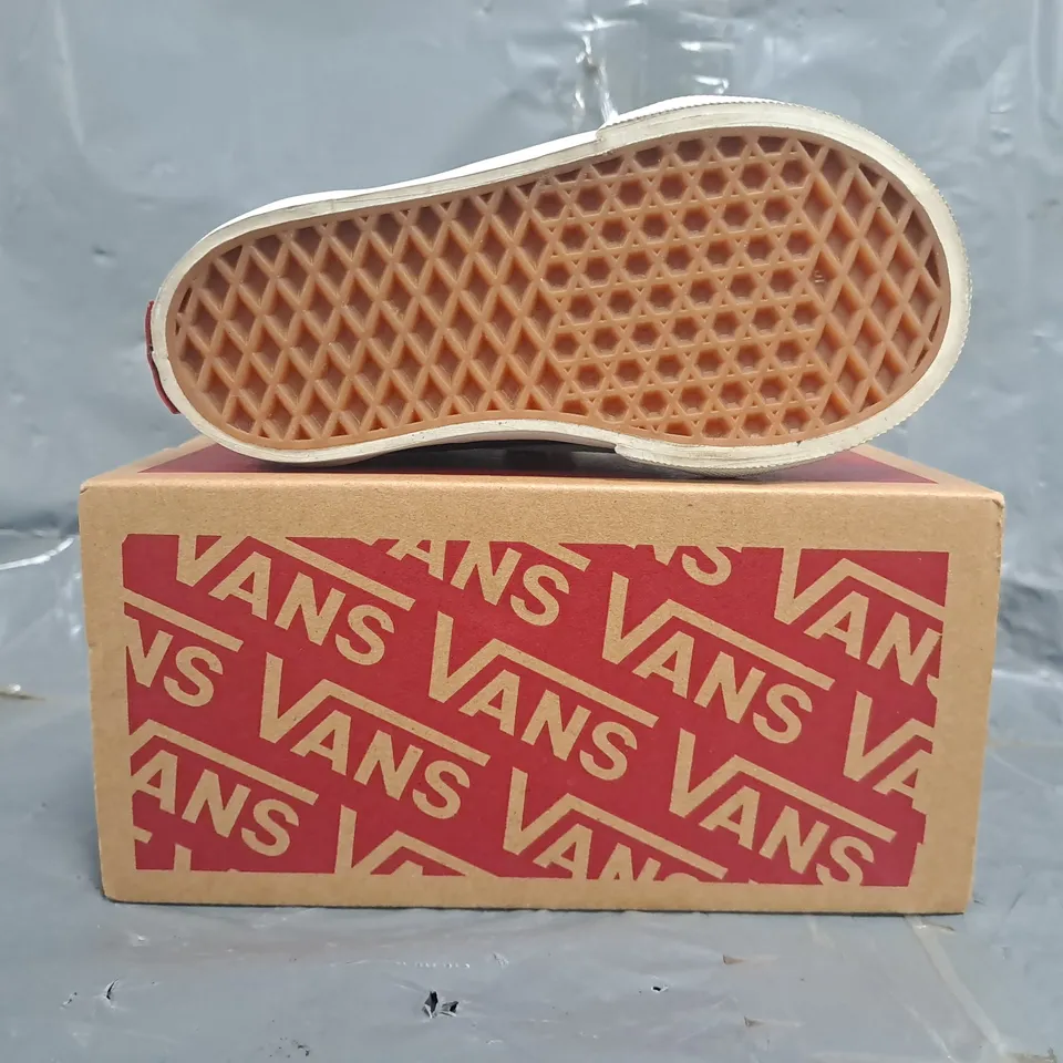 BOXED PAIR OF VANS OLD SKOOL V INFANT SHOES IN BLACK/WHITE SIZE UK 5.5
