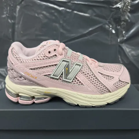 BOXED PAIR OF NEW BALANCE KIDS 1906R TRAINERS IN ROSE SUGAR ICE WINE - UK 11K