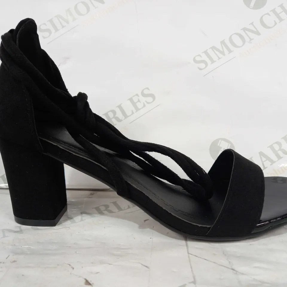 BOXED PAIR OF DESIGNER OPEN TOE BLOCK HEELS IN BLACK EU SIZE 40