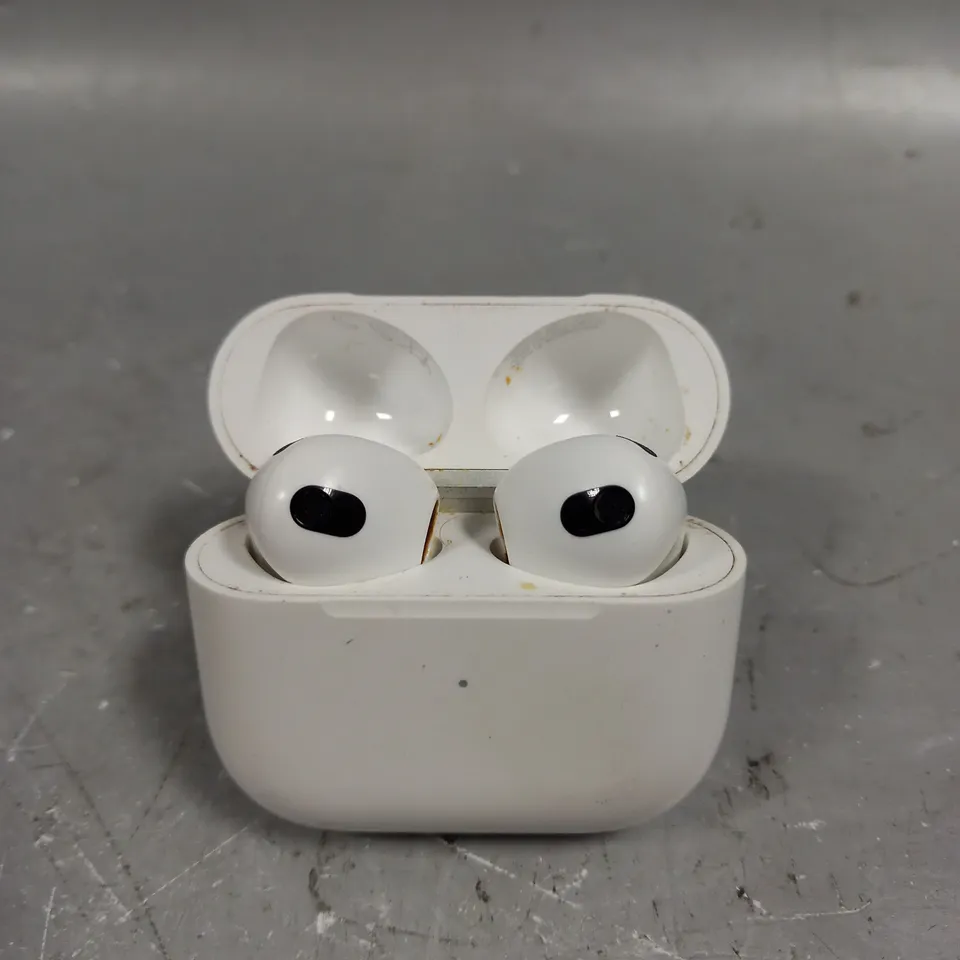 APPLE AIRPODS WITH CHARGING CASE - A2566 