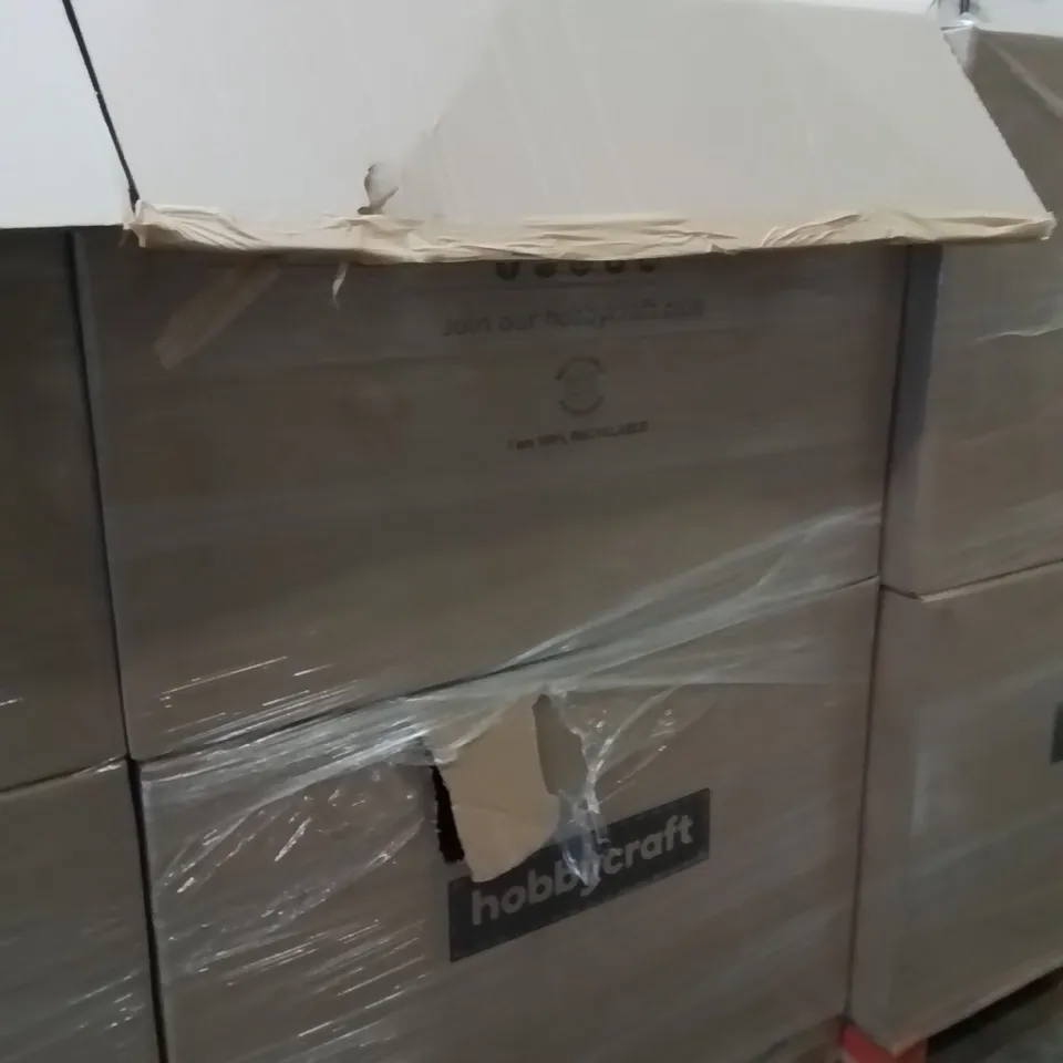 PALLET CONTAINING A LARGE QUANTITY OF ASSORTED CHRISTMAS DECORATIONS AND PRODUCTS TO INCLUDE;GOLD SHIMMER WALL TILE,CHRISTMAS WREATH STORAGE BAG,PAPER CUPS