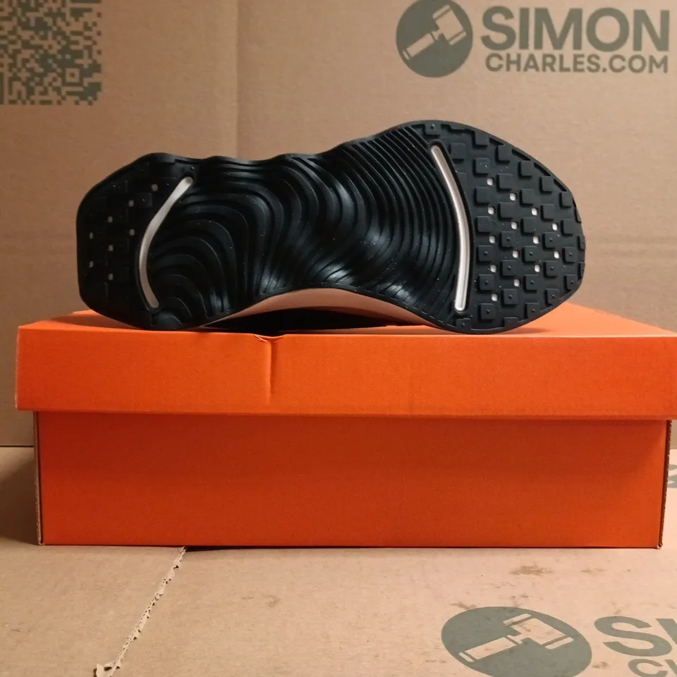 BOXED PAIR OF NIKE MOTIVA TRAINERS IN BLACK/SILVER SIZE UK 6.5