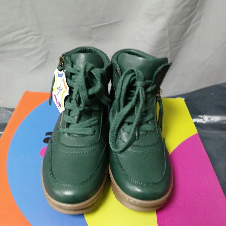 BOXED PAIR OF ADESSSO VALA BOOTS - UK SIZE 4