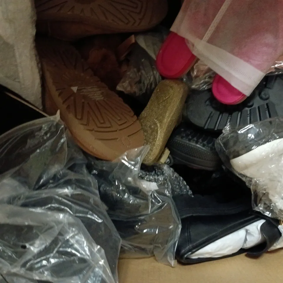 BOX OF APPROXIMATELY 15 ASSORTED PAIRS OF SHOES AND FOOTWEAR ITEMS IN VARIOUS COLOURS, STYLES, AND SIZES - COLLECTION ONLY