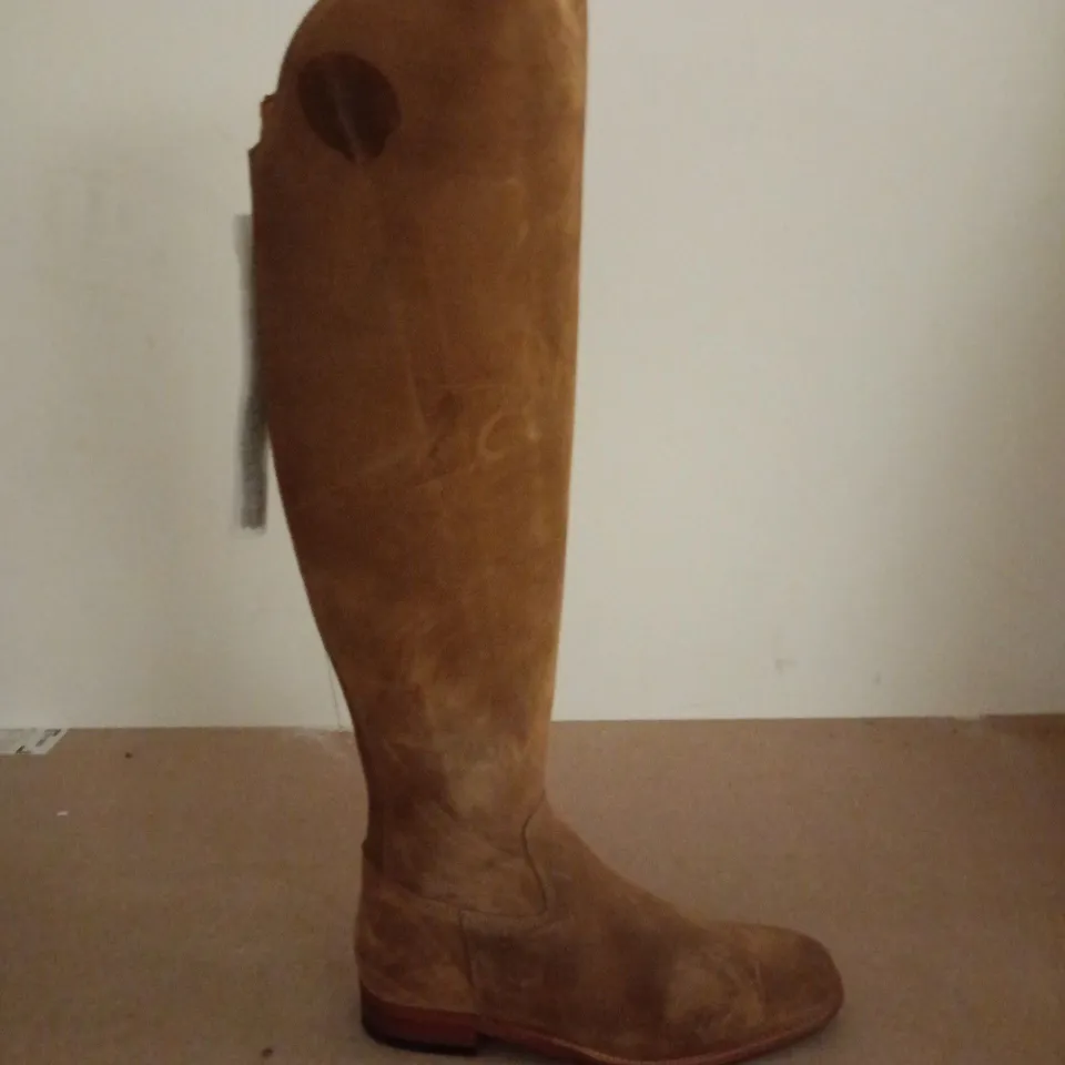 UNBOXED PAIR OF FAIRFAX & FAVOR BOOTS IN TAN - 41