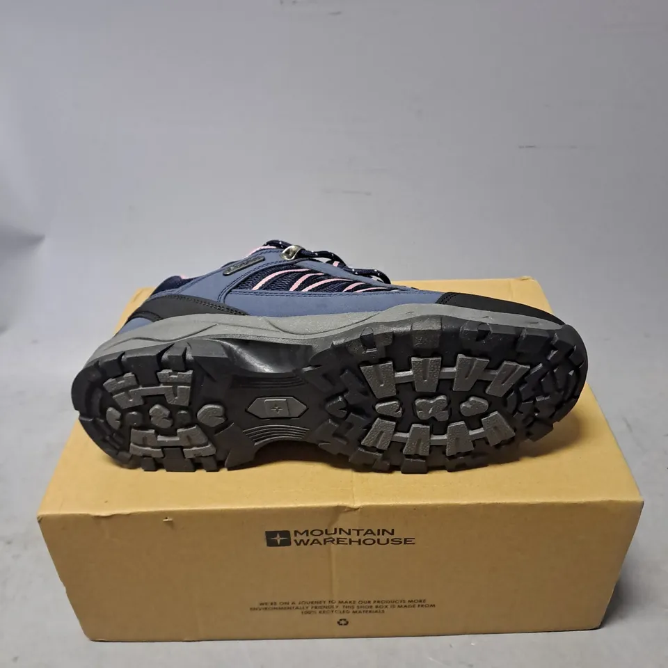 BOXED PAIR OF MOUNTAIN WAREHOUSE PATH WOMENS OUTDOOR WATERPROOF WALKING SHOE IN NAVY SIZE 6