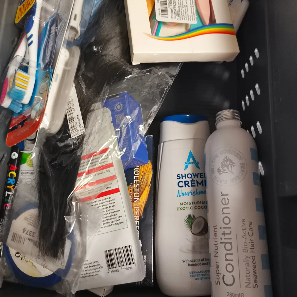 APPROXIMATEY 20 ASSORTED HEALTH AND BEAUTY PRODUCTS TO INCLUDE - CANTU GUAVA CONDITIONER - ELVIVE PURPLE SHAMPOO - CETAPHIL BABY WASH - ETC