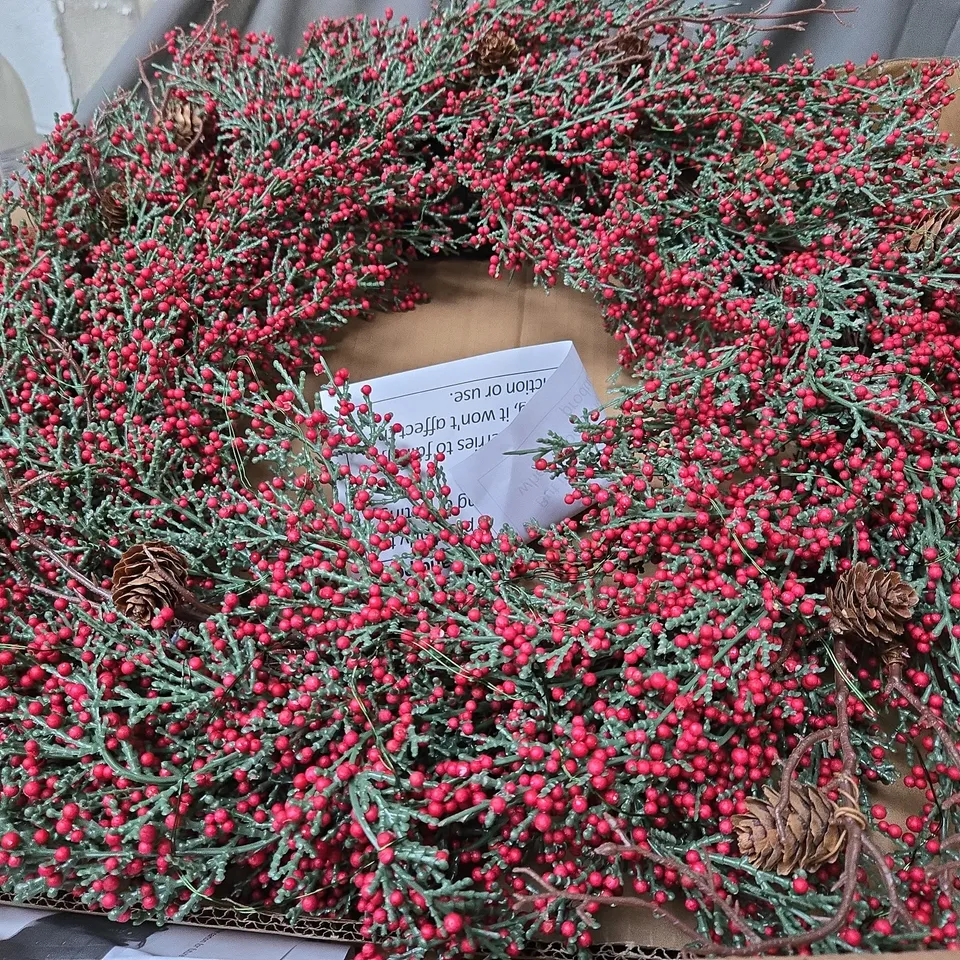 PRE-LIT BROOKLYN RED BERRY WREATH 