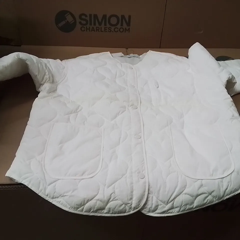 BOXED BRAND NEW APPROXIMATELY 5 SIMPLY BE QUILTED WHITE JACKET SIZE 20
