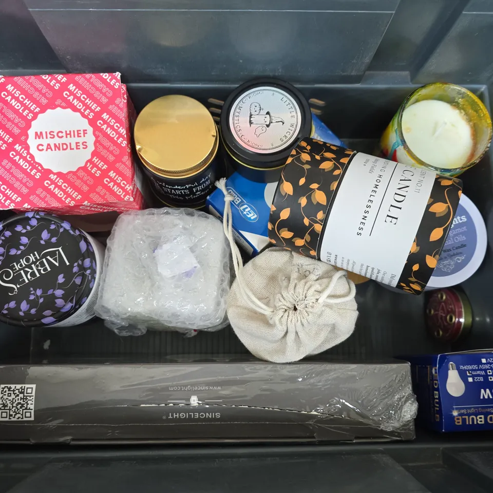 APPROXIMATELY 12 ASSORTED HOUSEHOLD ITEMS TO INCLUDE BULBS, SCENTED CANDLES, WAX MELT, ETC - COLLECTION ONLY