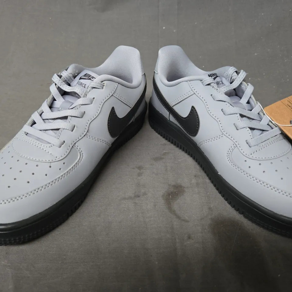 BOXED PAIR OF NIKE FORCE 1 LOW EASYON SHOES IN GREY/BLACK UK SIZE 1.5