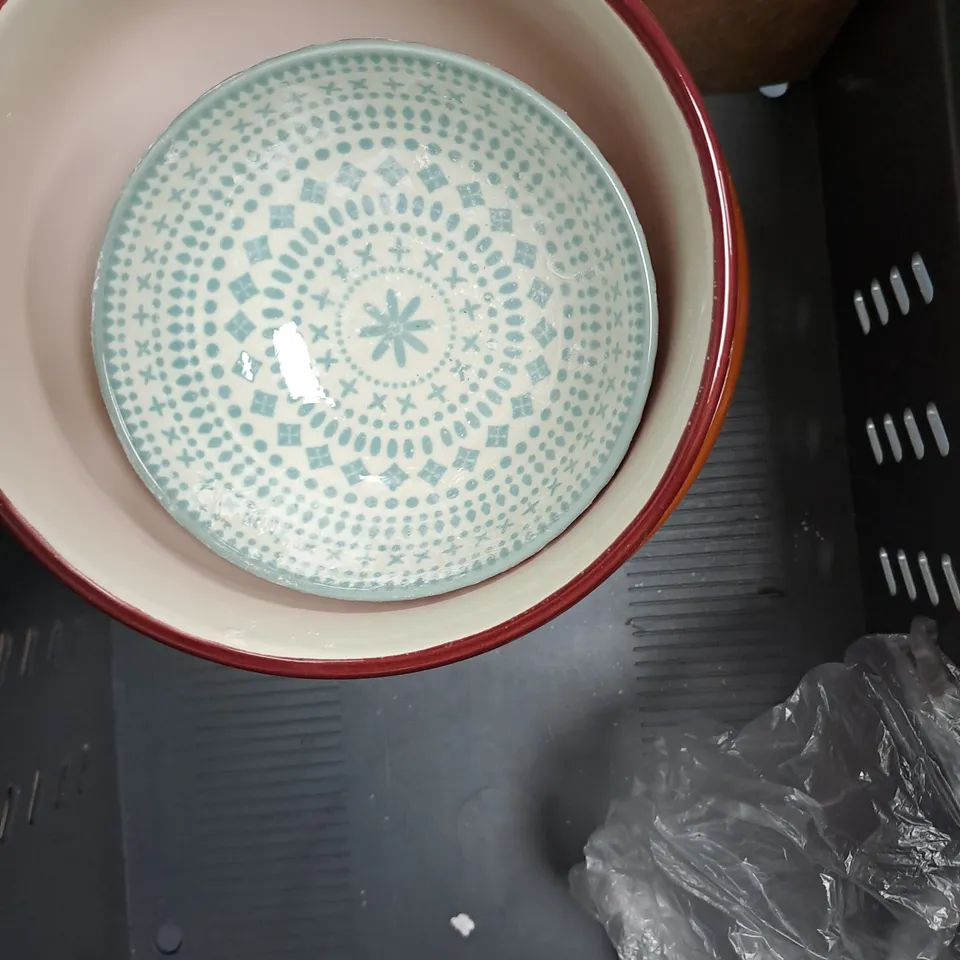 APPROXIMATELY 10 ASSORTED HOUSEHOLD ITEMS TO INCLUDE BOWLS, ORNAMENTS ETC  
