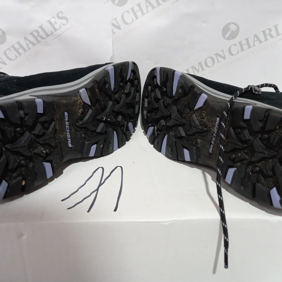 BOXED PAIR OF SKECHERS BLACK WINTER BOOT - SIZE 4.5