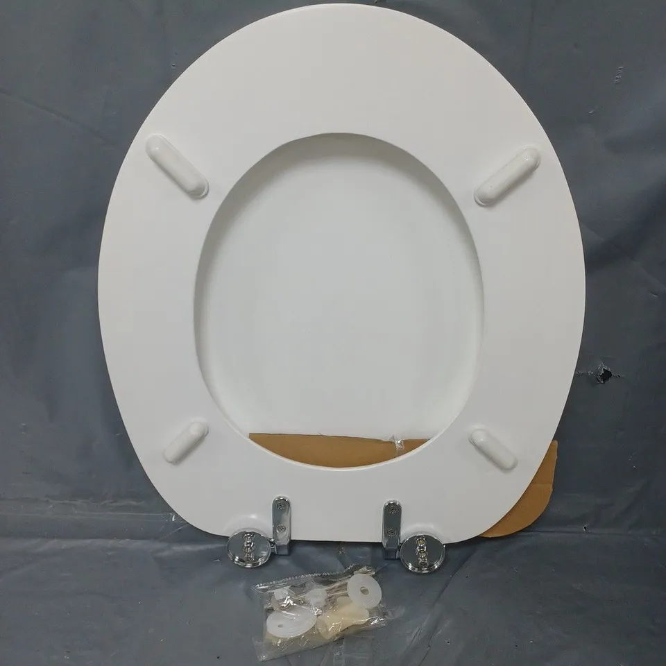 BOXED HOME SLOW CLOSE TOILET SEAT 