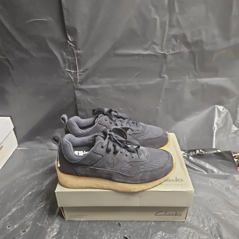 CLARKS SIGNATURE LEATHER TRAINERS – MEN'S, UK 5 (US 7.5)