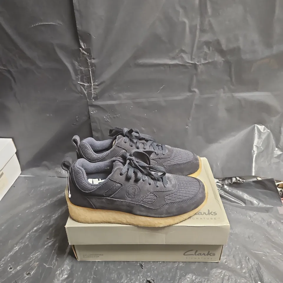 CLARKS SIGNATURE LEATHER TRAINERS – MEN'S, UK 5 (US 7.5)