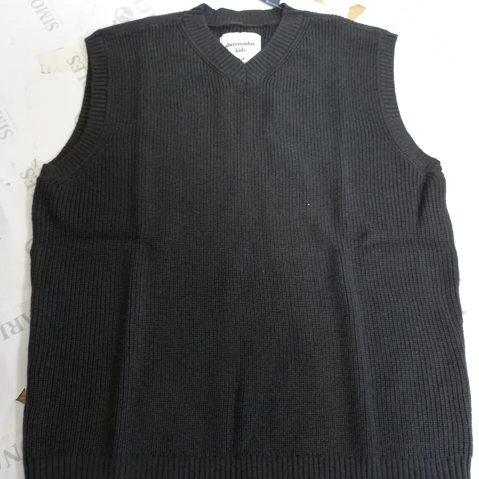 ABERCROMBIE KIDS SLEEVELESS V-NECK SWEATER IN GREY - 13/14
