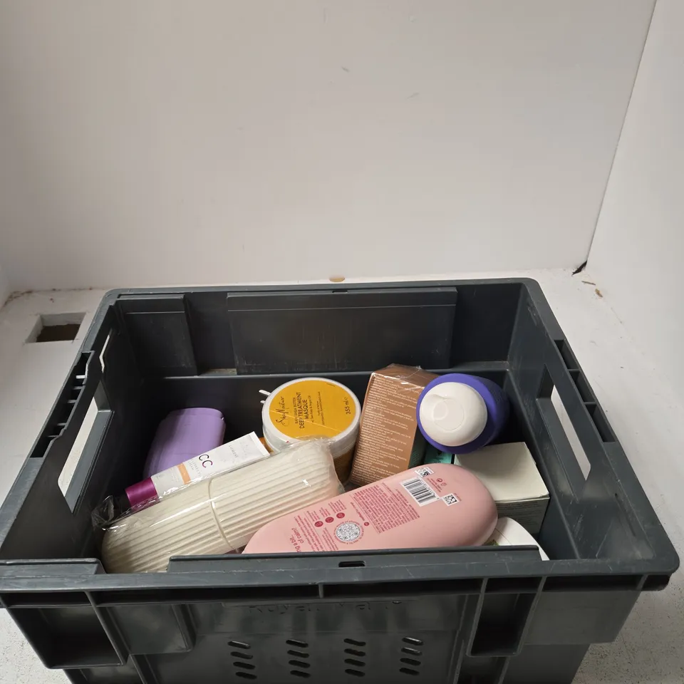 TOTE OF APPROXIMATELY 10 ASSORTED BEAUTY PRODUCTS INCLUDING SOL DE JANEIRO SHOWER OIL, METHOD BODY WASH AND ROZINO HAIR REMOVAL CREAM
