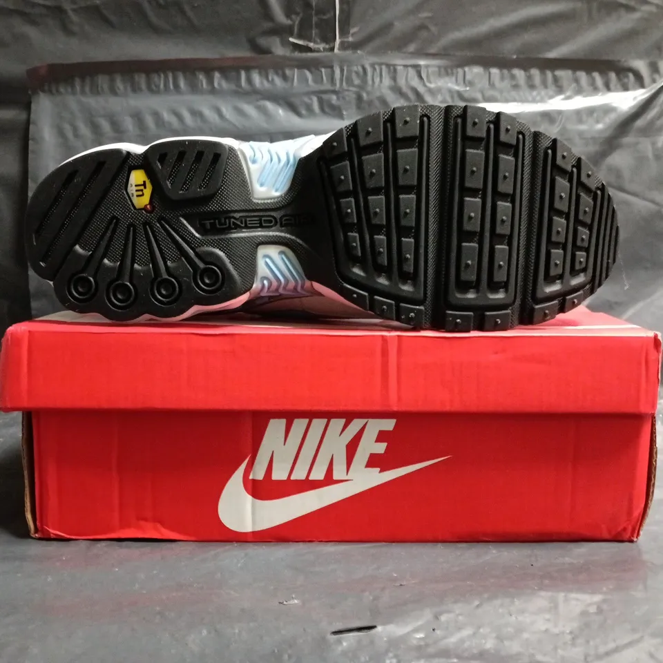 BOXED PAIR OF NIKE AIR MAX PLUS III TRAINERS IN WHITE/BLUE SIZE UK 9