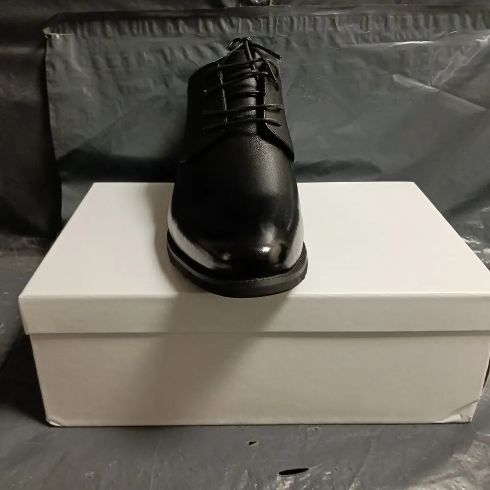 BOXED PAIR OF CONZURI RIESCO LACE UP SHOES IN BLACK SIZE UK 8