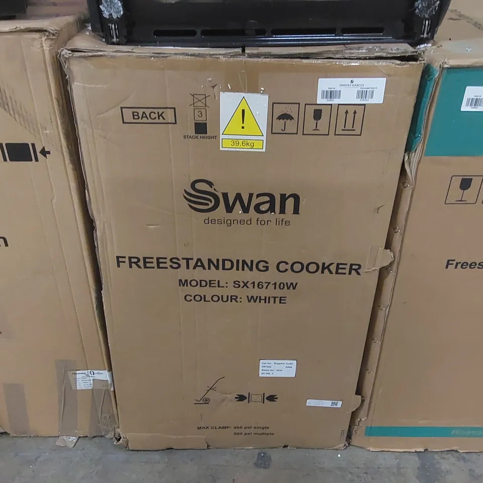 BOXED SWAN SX16710W 50CM WIDE ELECTRIC SOLID PLATE COOKER - WHITE