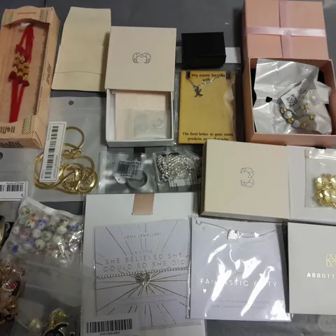 LOT OF ASSORTED JEWELLERY AND WATCH ITEMS TO INCLUDE RINGS, BRACELETS AND NECKLACES