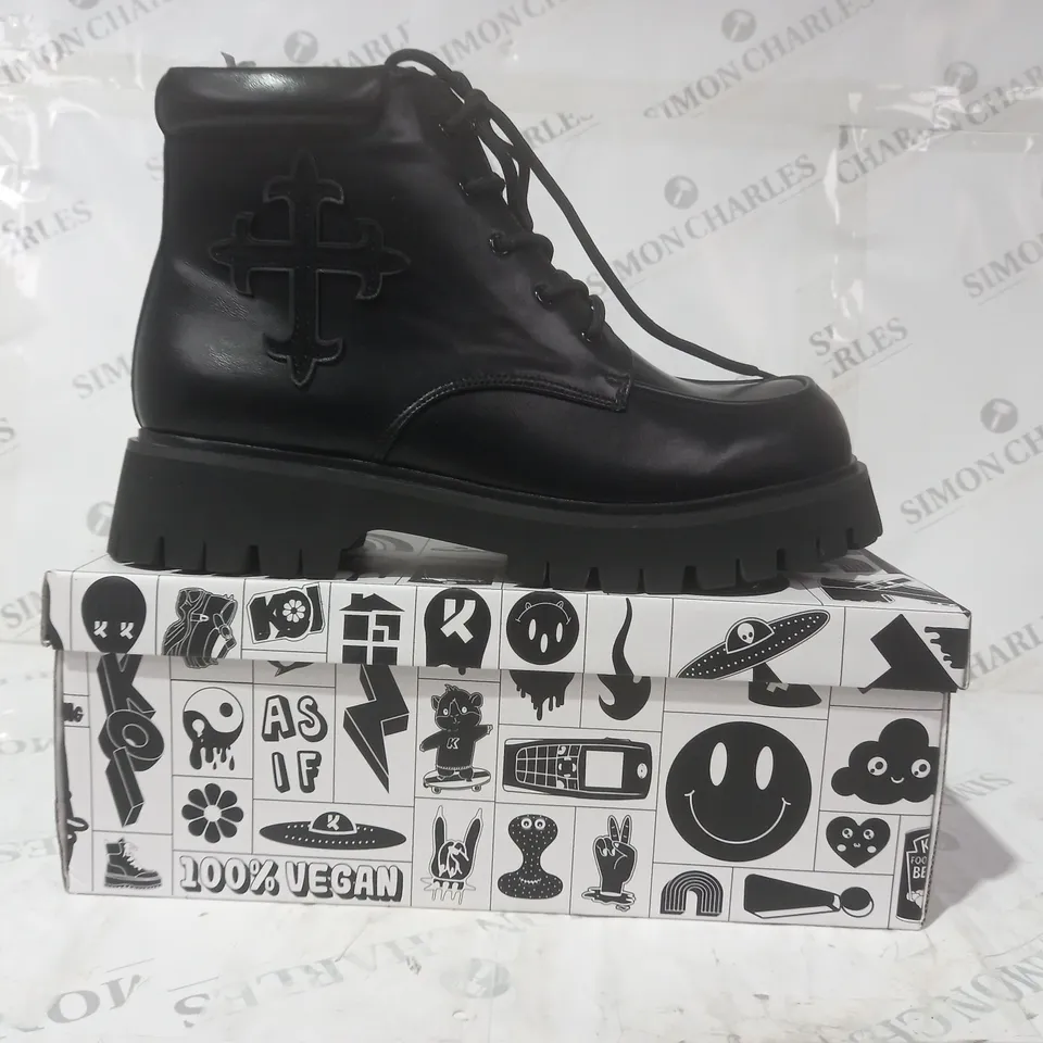 BRAND NEW BOXED PAIR OF KOI VEGAN LEATHER MORAL ALLIANCES MEN'S CROSS BOOTS IN BLACK UK SIZE 11