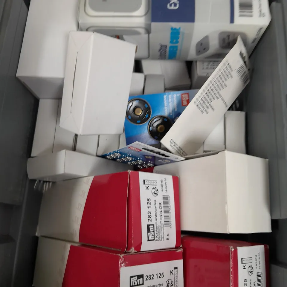 BOX OF APPROXIMATELY 15 ASSORTED ITEMS TO INCLUDE - MEASURE TAPE, POWER CUBE, SNAP FASTENERS ETC