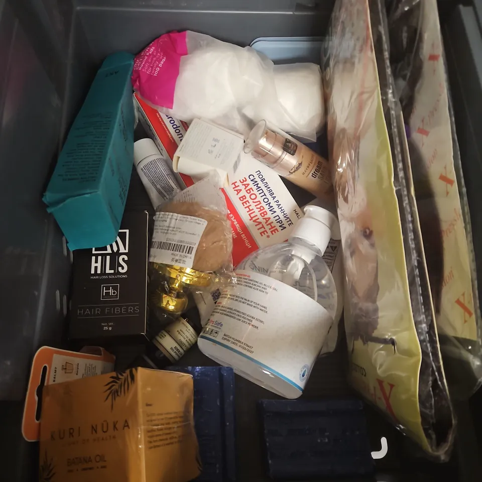 APPROXIMATEY 20 ASSORTED HEALTH AND BEAUTY PRODUCTS TO INCLUDE - AKT BODY WASH CONCENTRATE - DR SQUATCH SOAP - LR PURE SLEEPING MASK - ETC