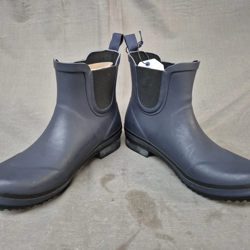 BOXED PAIR OF SEASALT CORNWALL SAND BAY WELLIES IN SQUID INK UK SIZE 5