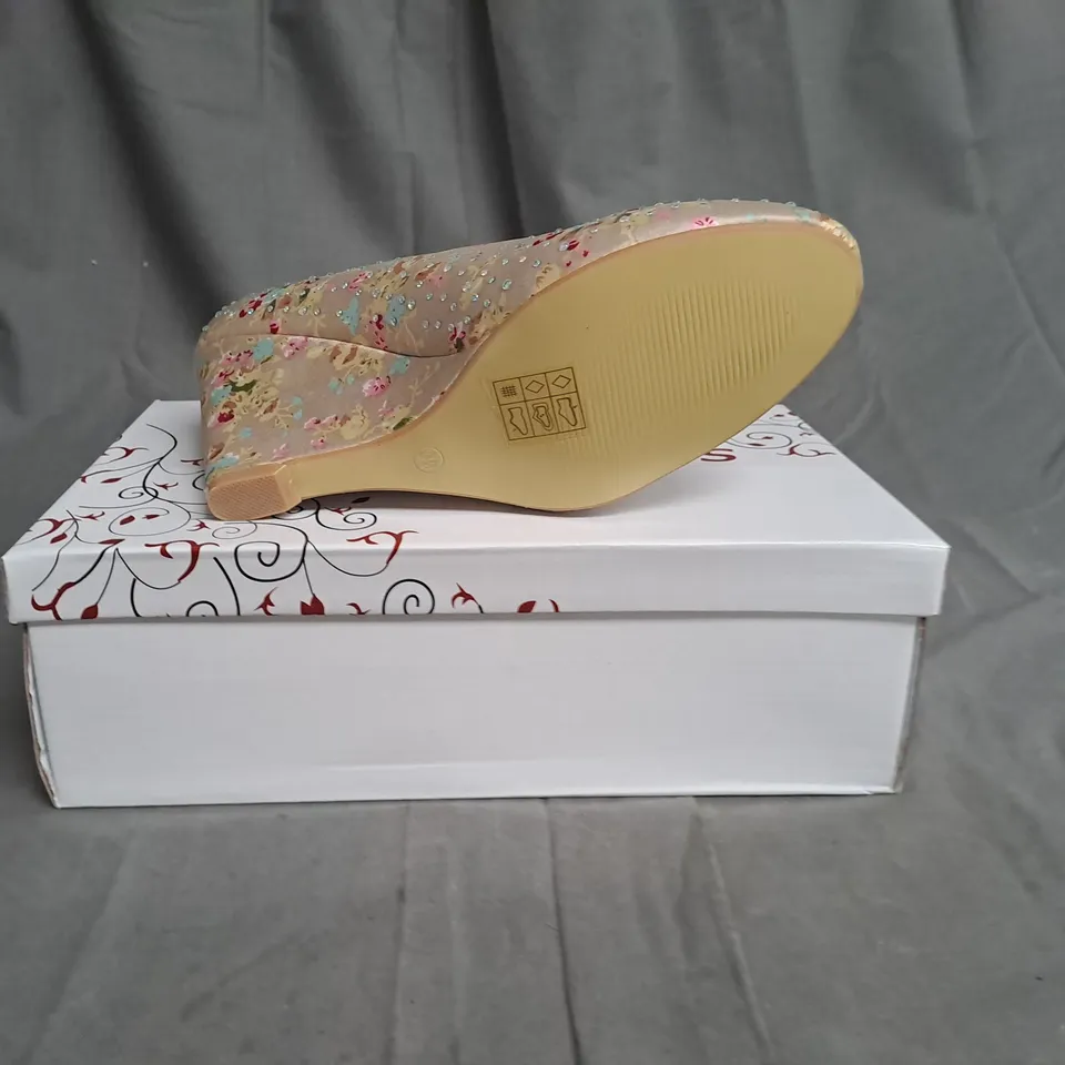 BOXED LOT OF 12 PAIRS OF LADIES WEDGE SHOES. VARIOUS SIZES