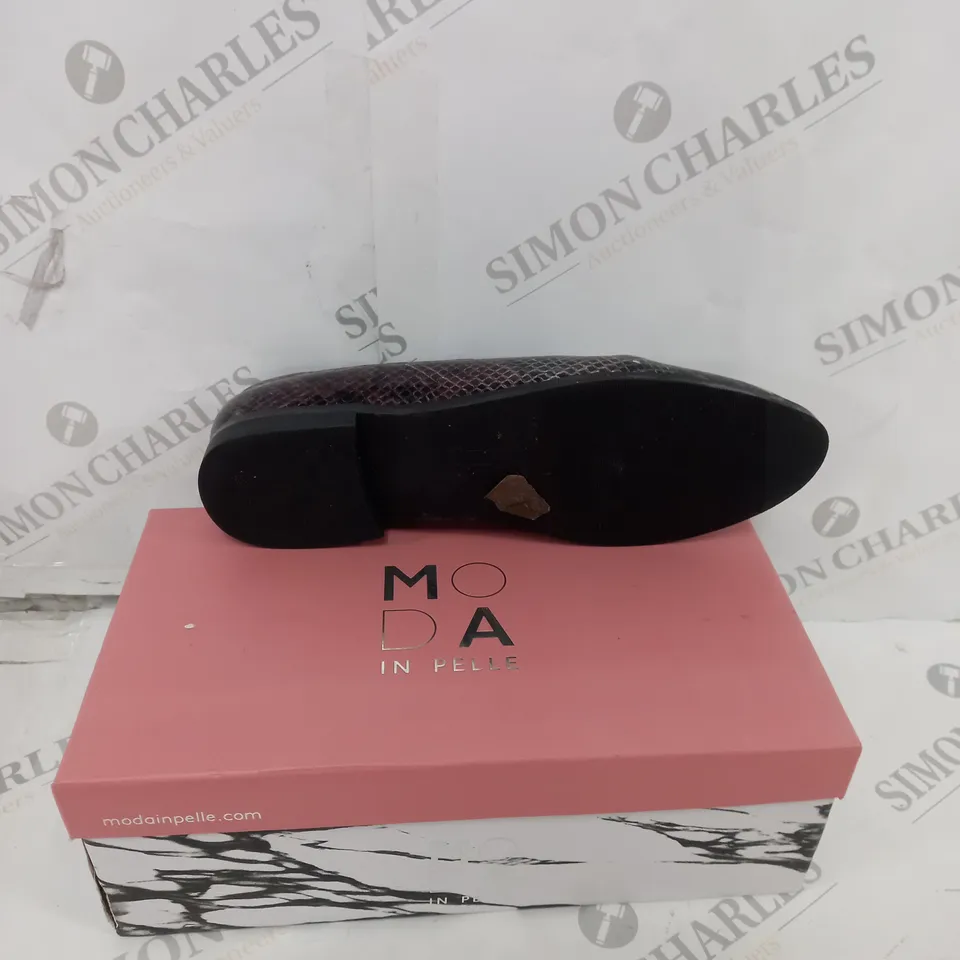 BOXED PAIR OF MODA IN PELLE FRIANI TASSEL LOAFER SIZE 7