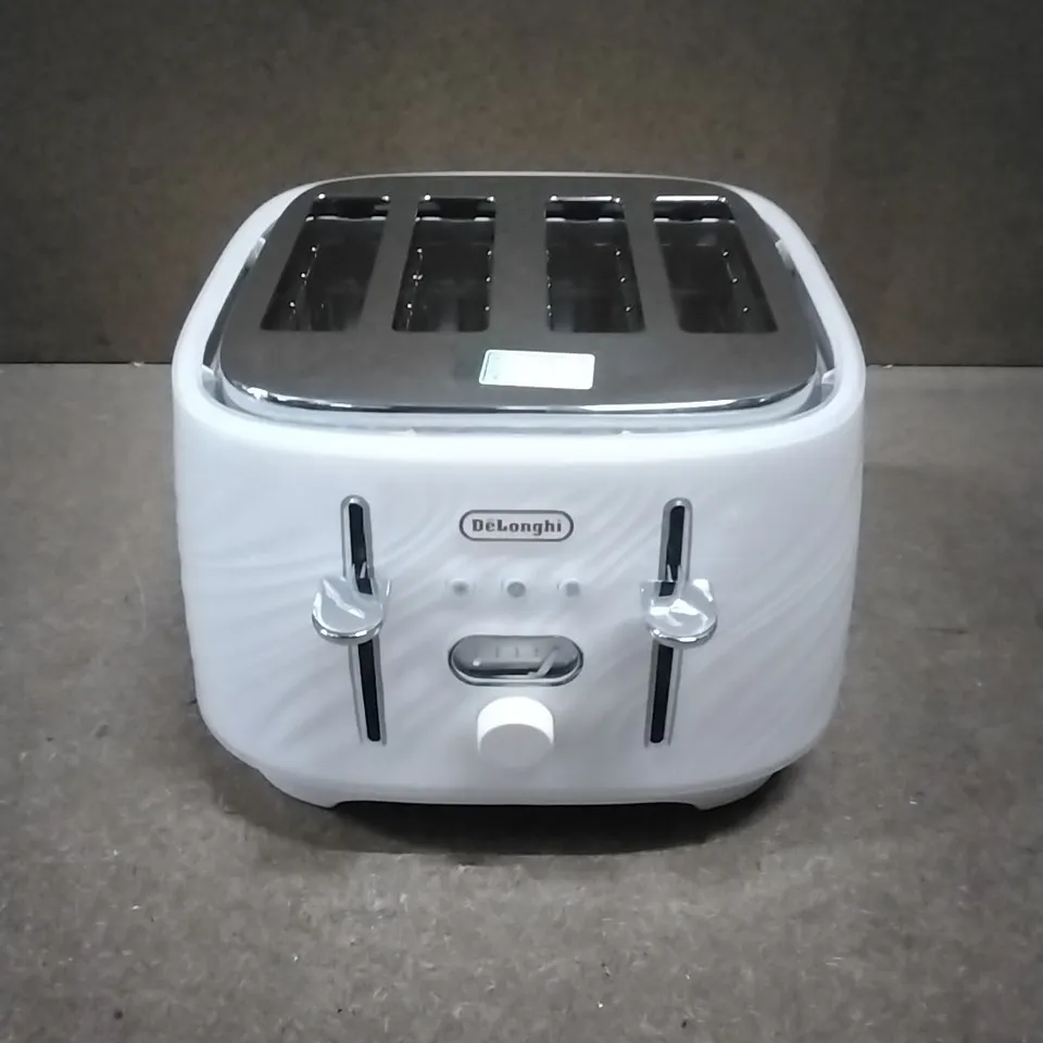 BOXED DE'LONGHI BALLERINA CTD4003.W 4-SLICE TOASTER. 