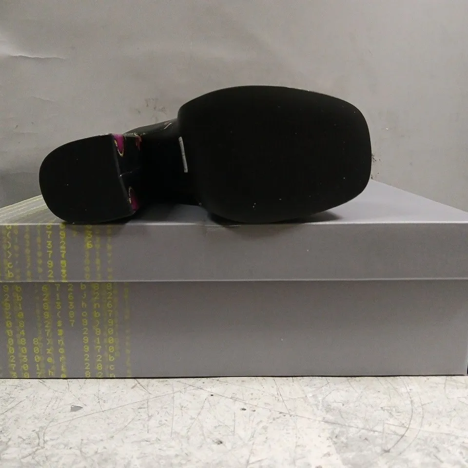 BOXED PAIR OF KOI VERDICT OF A SERPENT & DAGGER HEELED BOOTS IN BLACK SIZE UK 5