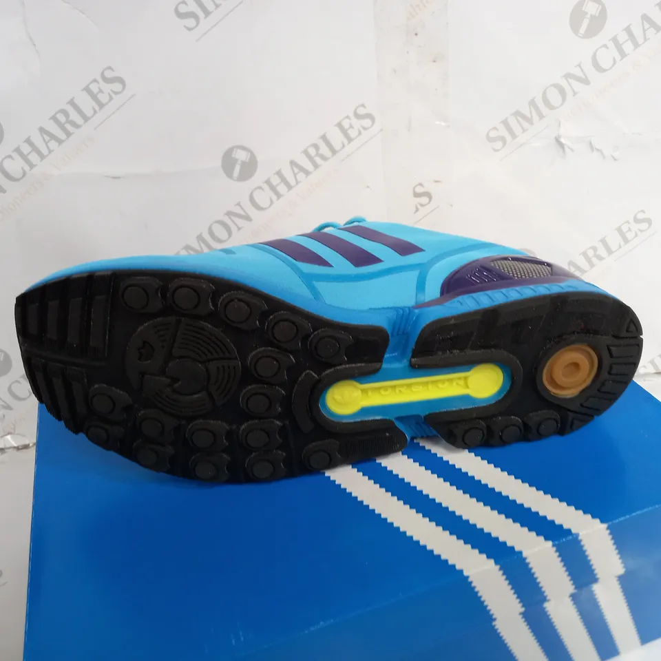 BOXED PAIR OF ADIDAS TORSION BLUE TRAINERS SIZE 9
