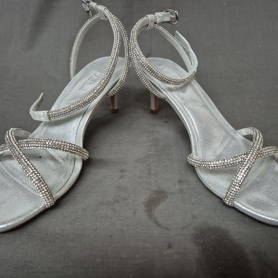 BOXED PAIR OF CARVELA OPEN TOE LOW HEEL STRAPPY SANDALS IN SILVER EU SIZE 38