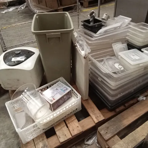 PALLET OF POLYCARBONATE GASTRONORM TRAYS, OVEN TRAYS AND OTHER CATERING ITEMS ETC