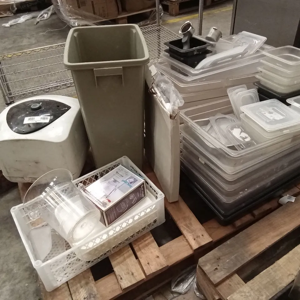 PALLET OF POLYCARBONATE GASTRONORM TRAYS, OVEN TRAYS AND OTHER CATERING ITEMS ETC
