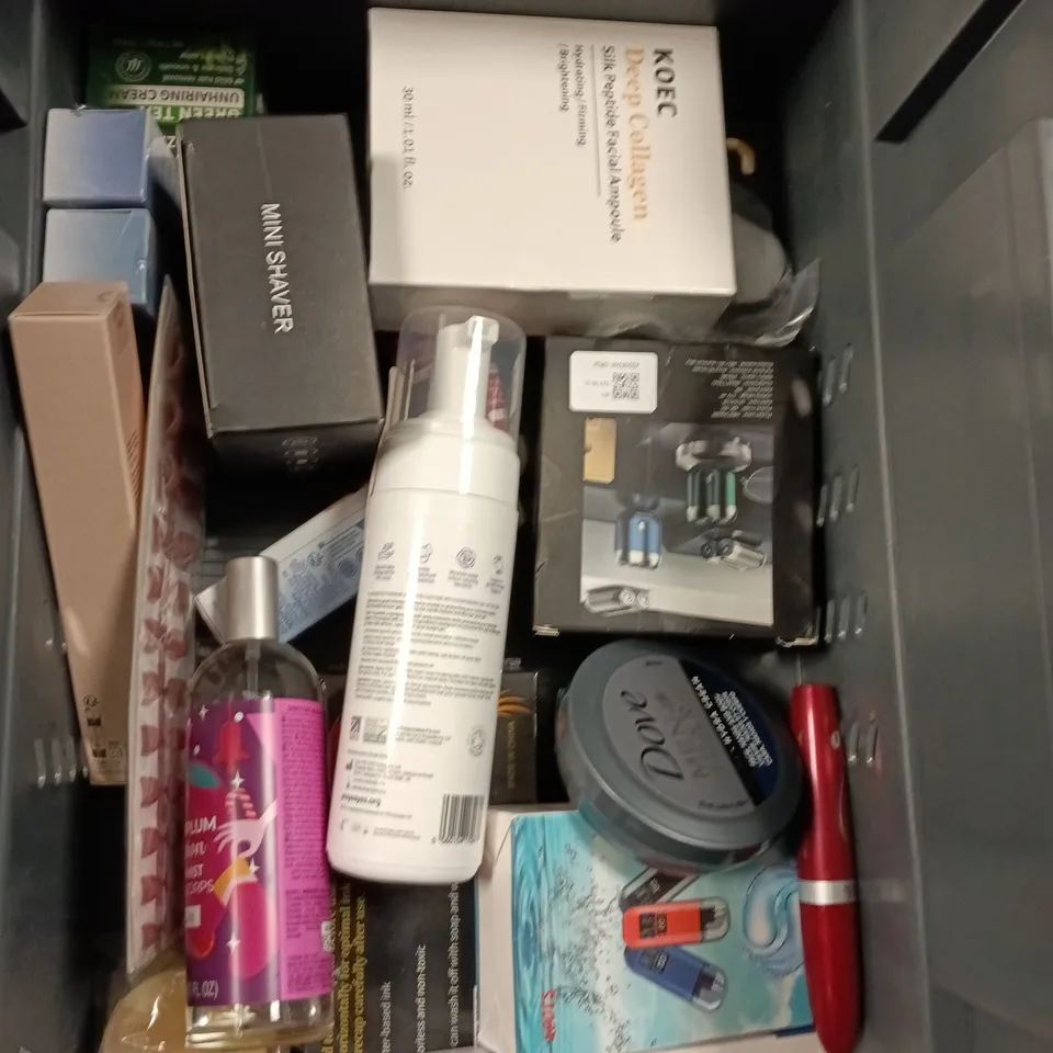 APPROXIMATEY 20 ASSORTED HEALTH AND BEAUTY PRODUCTS TO INCLUDE - CERAVE CLEANSER - NEAL'S YARD BODY LOTION AND BOOTS CLEANSING WIPES