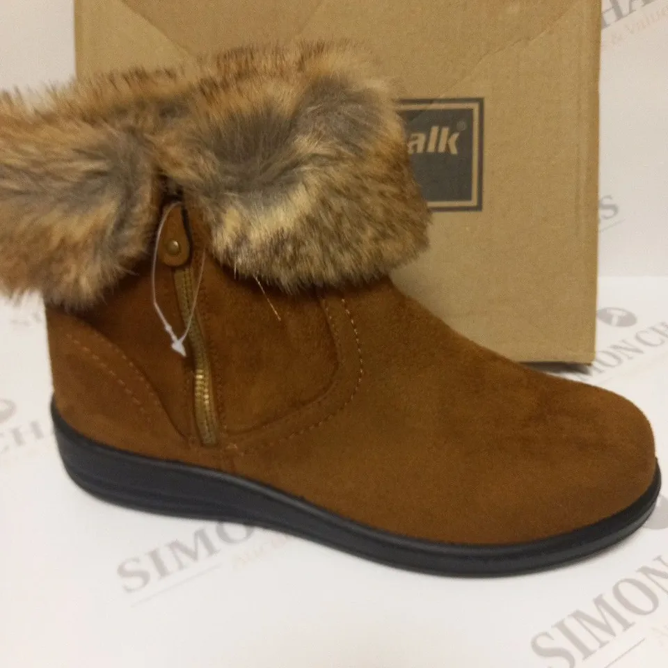 BOXEDCUSHION WALK FAUX FUR TRIM SUEDETTE BOOTS SIZE 8
