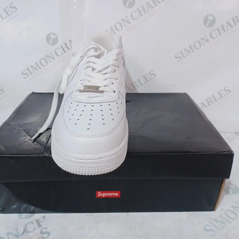 BOXED PAIR OF SUPREME/NIKE AIR FORCE 1 SHOES IN WHITE UK SIZE 6