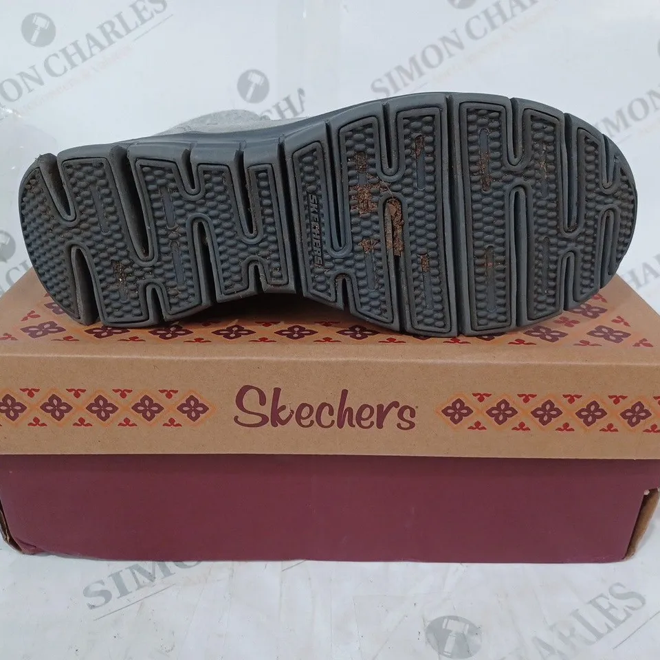 BOXED SKECHERS SYNERGY WARM TECH BOOTS, GREY - SIZE 5 
