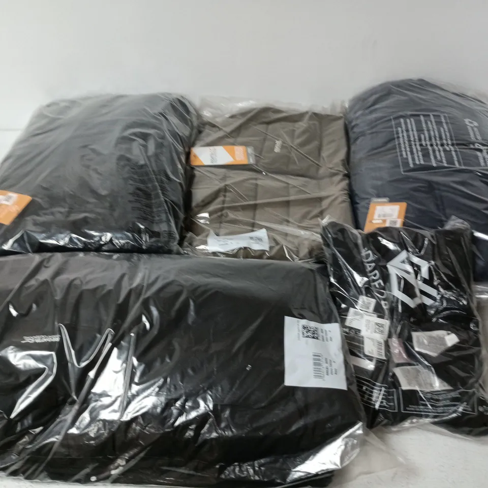 APPROXIMATELY 7 ASSORTED REGATTA/DARE2B CLOTHING ITEMS IN VARIOUS SIZES, STYLES & COLOURS TO INCLUDE AEP VIRTUOUS TIGHT, HELFA JACKET, ALTORO THERMAL, ETC