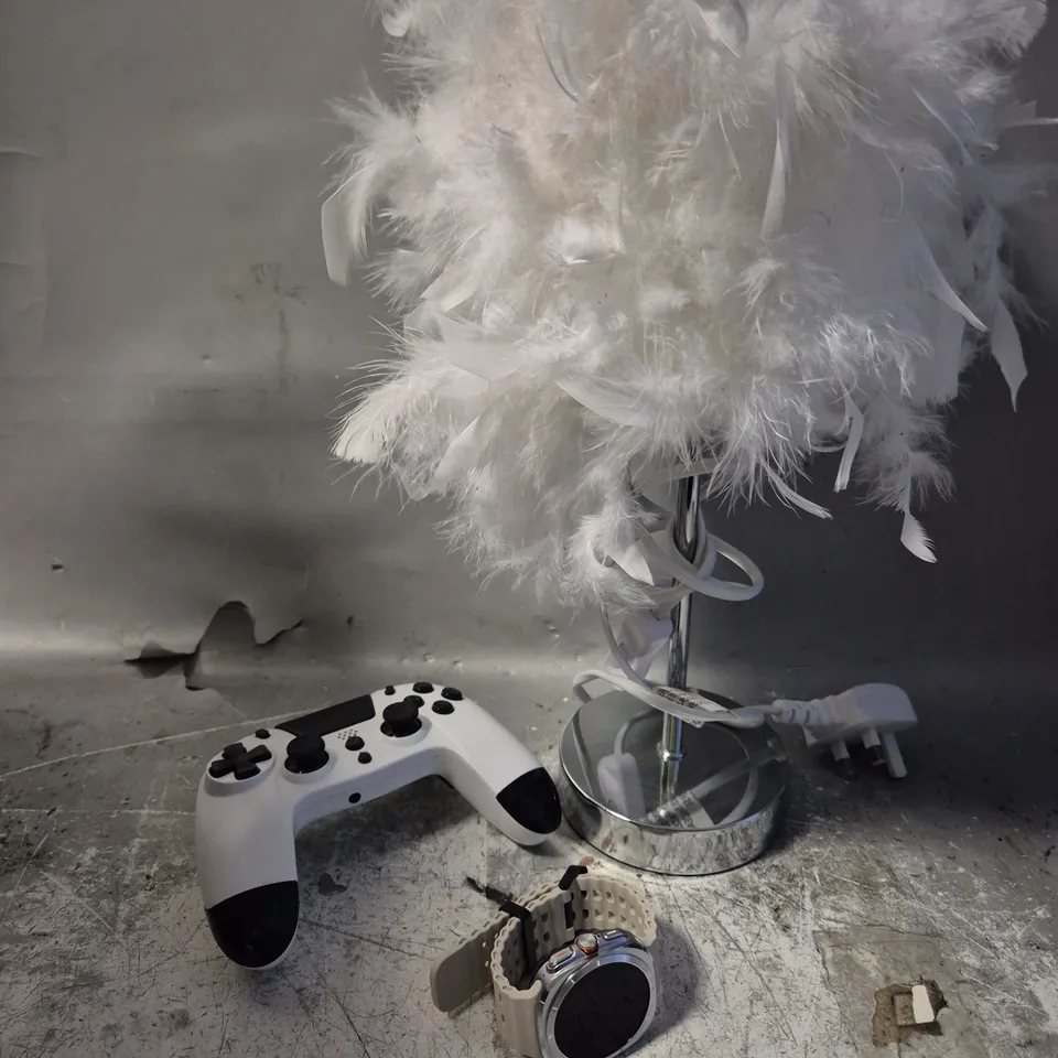 APPROXIMATELY 10 ASSORTED ELECTRICAL PRODUCTS TO INCLUDE TABLE LAMP, GAMING CONTROLLERS, SMARTWATCH ETC 